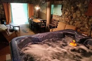 FISHERMAN’S CABIN : Riverside Vacation Retreat in Helen Ga with Hot Tub below (Sleeps 6)