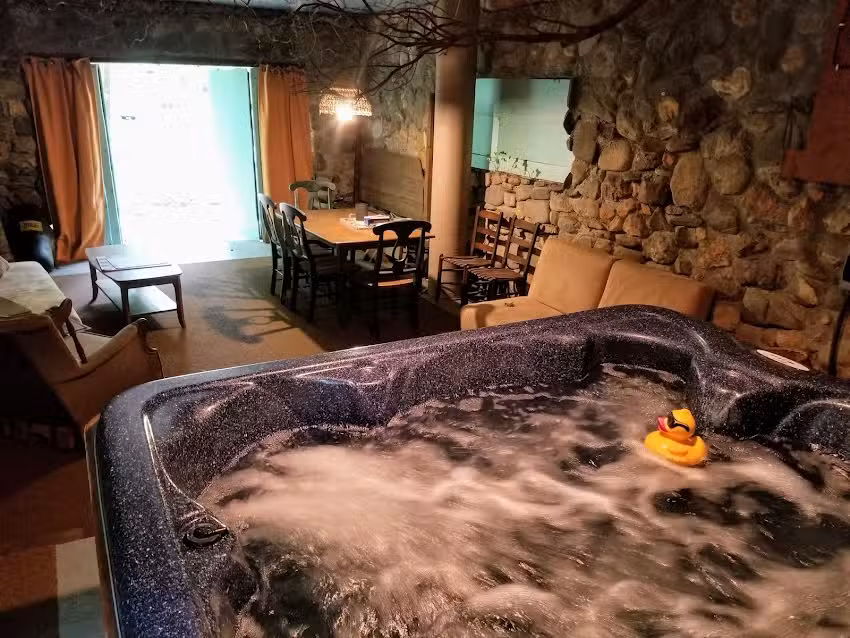 FISHERMAN&rsquo;S CABIN : Riverside Vacation Retreat in Helen Ga with Hot Tub below (Sleeps 6)