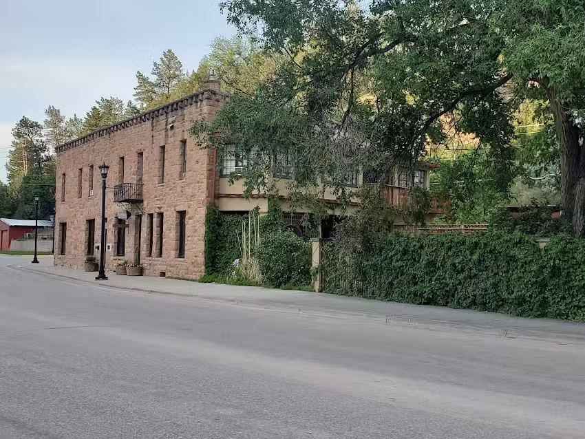 FlatIron Historic Sandstone Inn