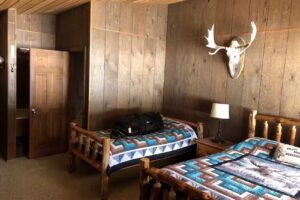 Kendall Valley Lodge and Mule Shoe Outfitters