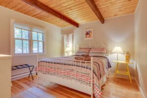 Lakeberry Lakefront Cabin – Poconos