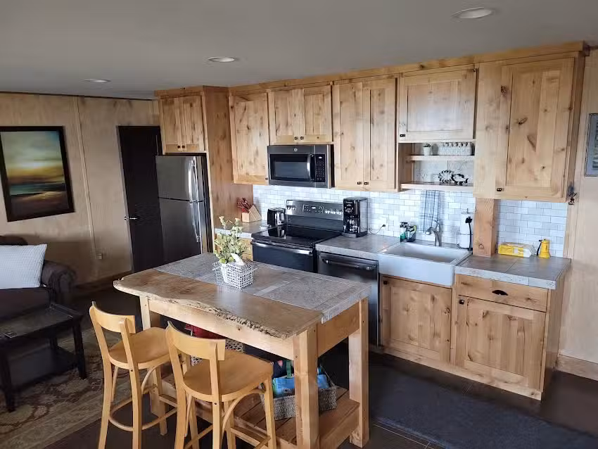 Luxurious Sunset Suite on Historic Discovery Bay