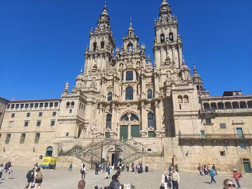 Queen Travels & Services LLC