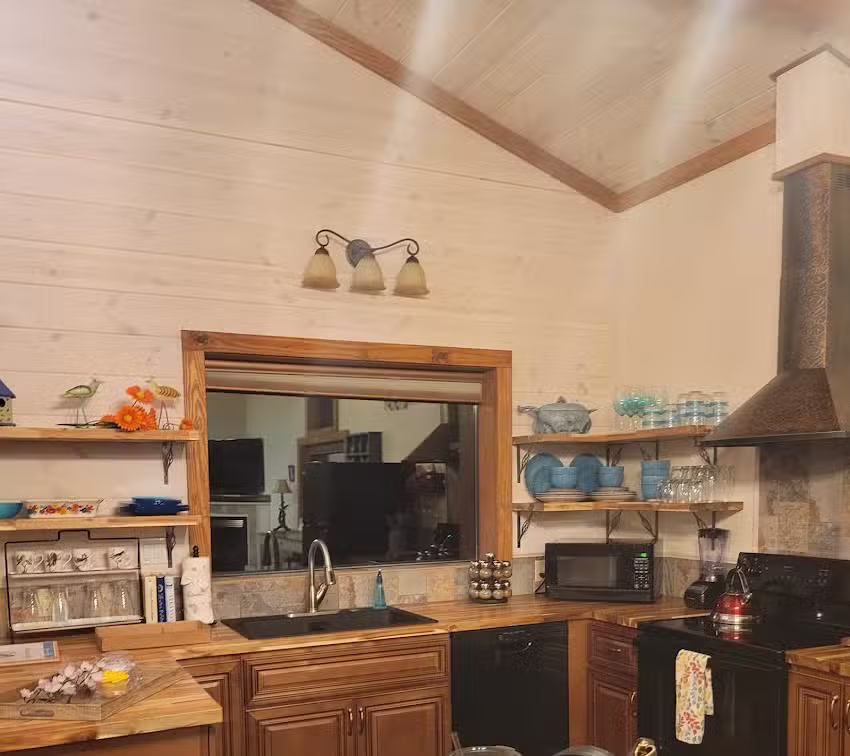 THE PAINTED BIRD Tree House Rental