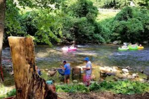 The TreeHouse – Rocking Chair Deck with Hot Tub below, Walking Distance to Downtown Helen, Sleeps 5