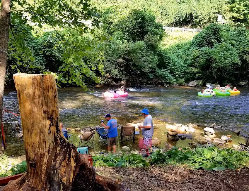 The TreeHouse &ndash; Rocking Chair Deck with Hot Tub below, Walking Distance to Downtown Helen, Sleeps 5